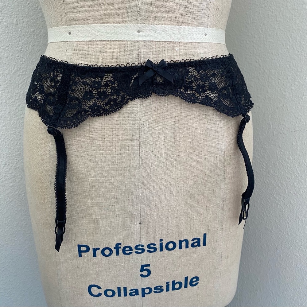 Victoria’s Secret Very Sexy Lace Garter Belt